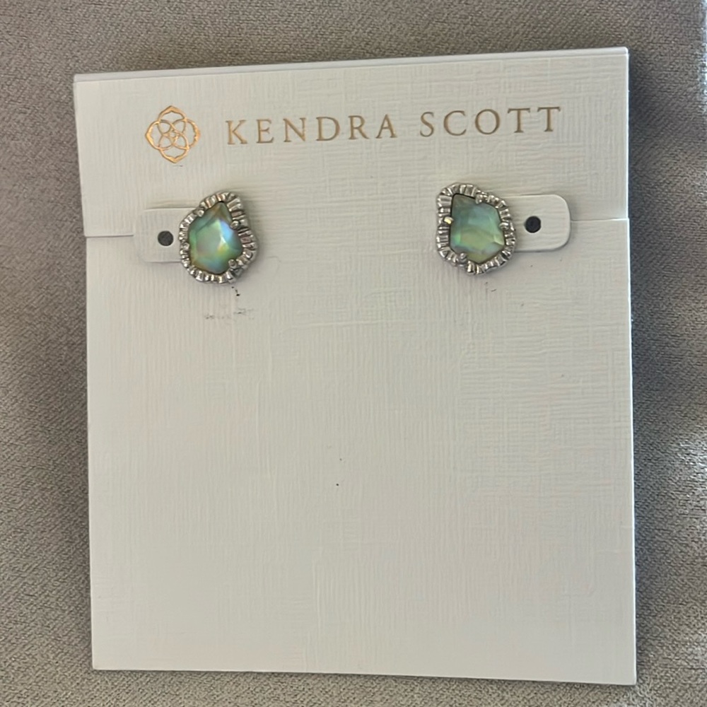 EUC Kendra Scott small silver tessa stud with bleached abalone stone